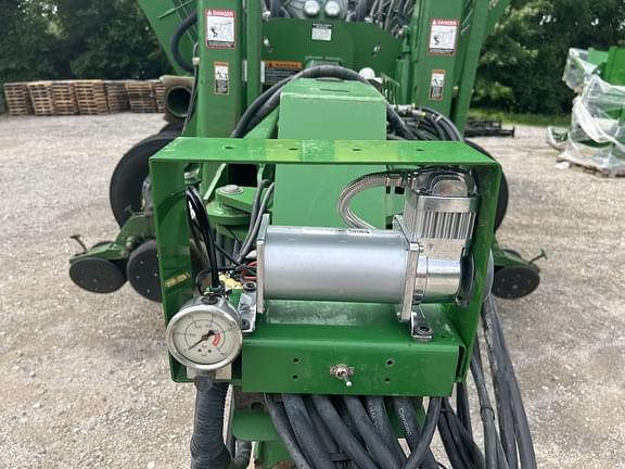 Image of John Deere 1790 equipment image 2