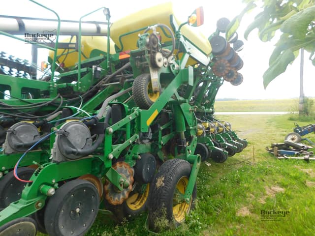Image of John Deere 1790 equipment image 2