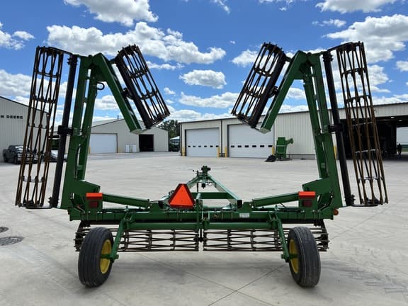 Image of John Deere 200 equipment image 3