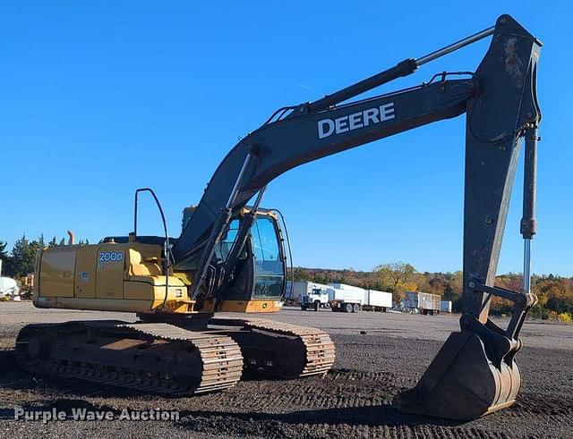 Image of John Deere 200D-LC equipment image 3