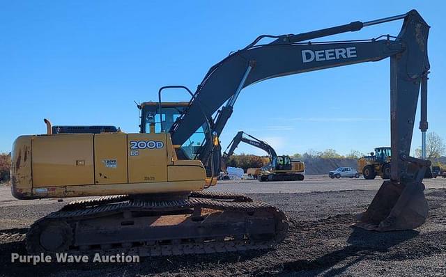 Image of John Deere 200D-LC equipment image 4