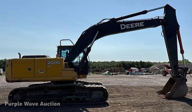 Image of John Deere 200D-LC equipment image 3