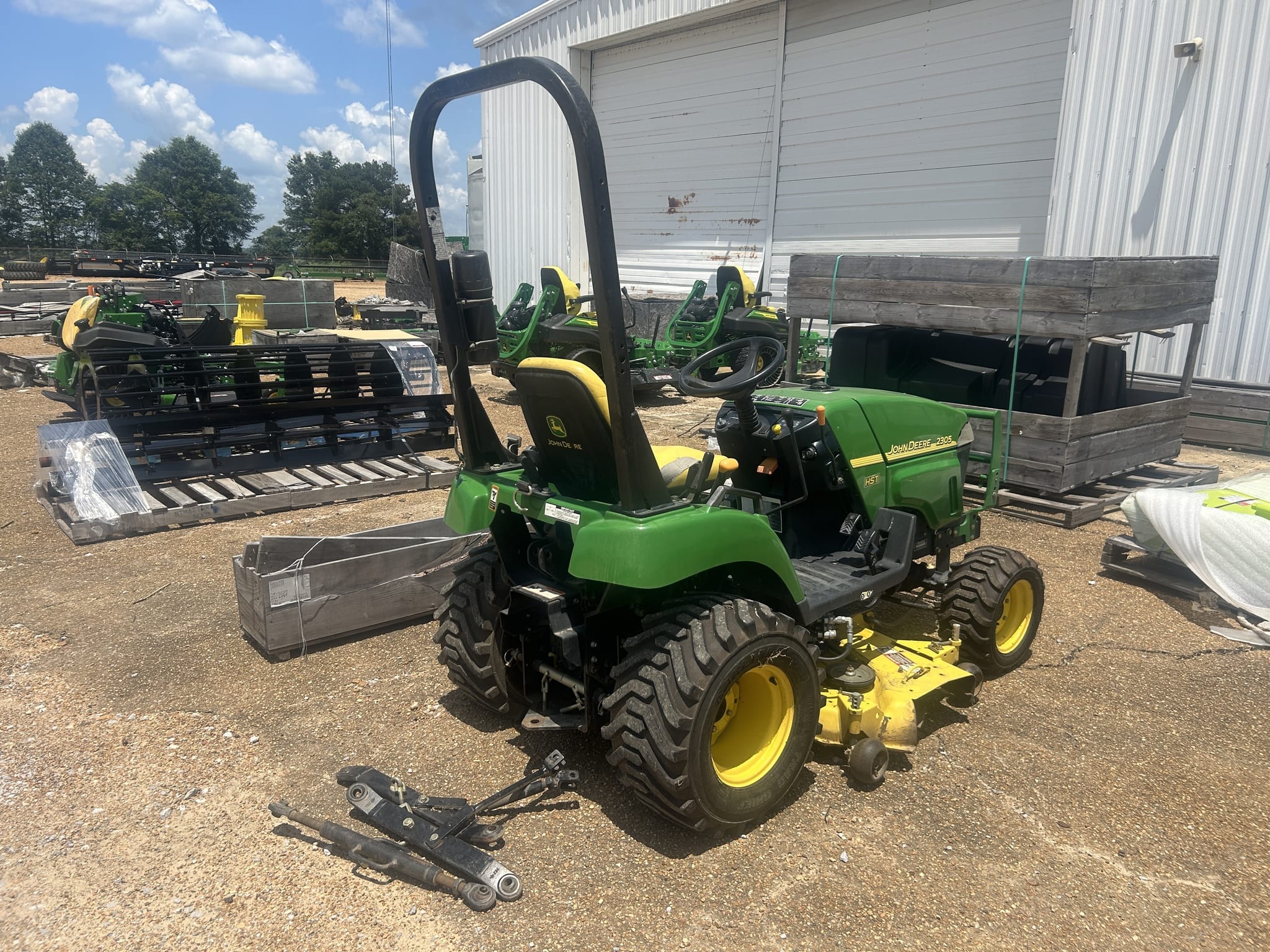 2008 John Deere 2305 Equipment Image0