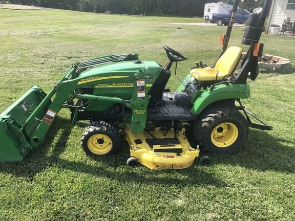 Image of John Deere 2305 equipment image 4