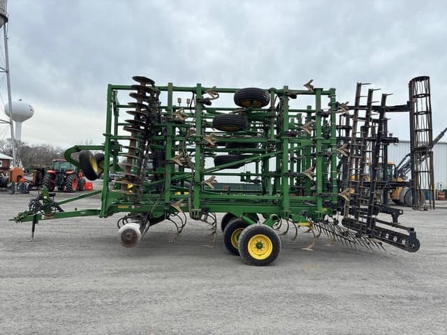 Image of John Deere 2310 equipment image 4