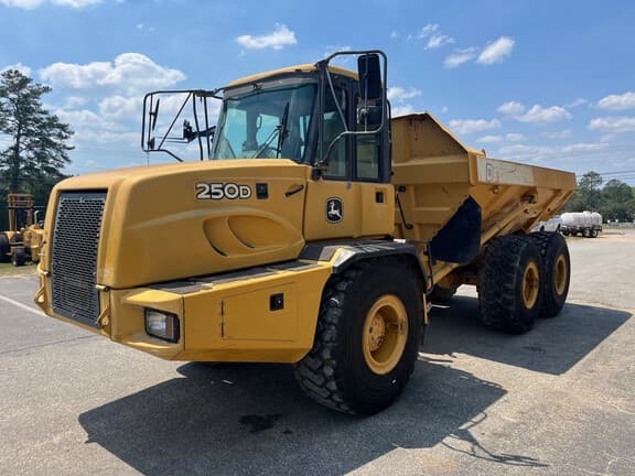 Image of John Deere 250D equipment image 3