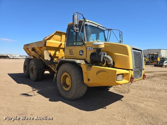 Image of John Deere 250D equipment image 2