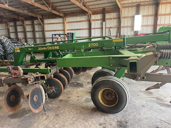 Main image John Deere 2700