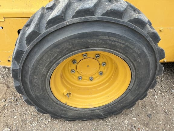 Image of John Deere 325 equipment image 2