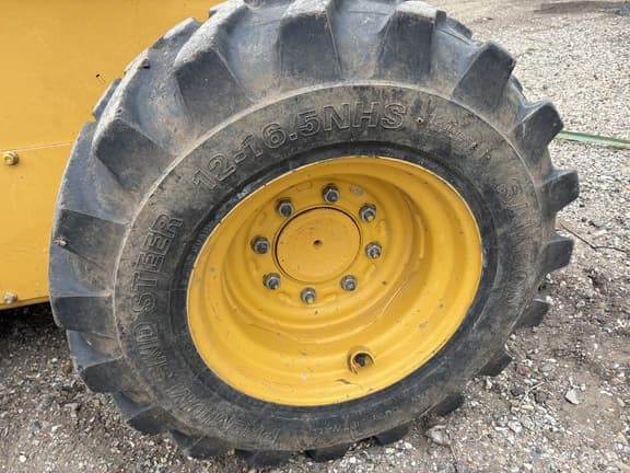 Image of John Deere 325 equipment image 3