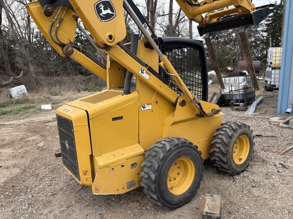 Image of John Deere 325 equipment image 4