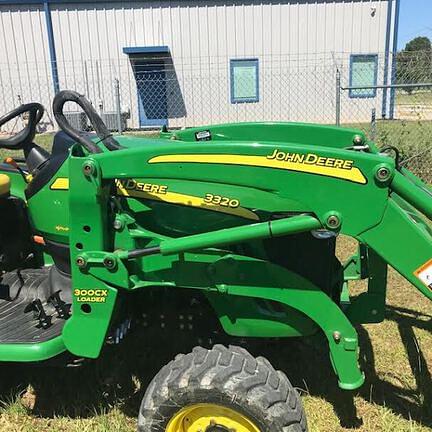 Image of John Deere 3320 equipment image 1