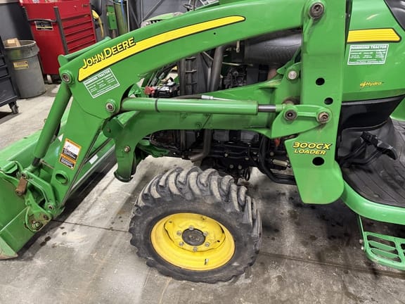2008 John Deere 3320 Equipment Image0