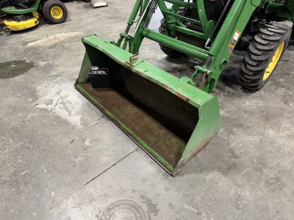 Image of John Deere 3320 equipment image 4