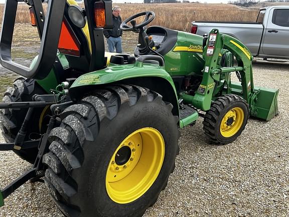 Image of John Deere 3520 equipment image 4