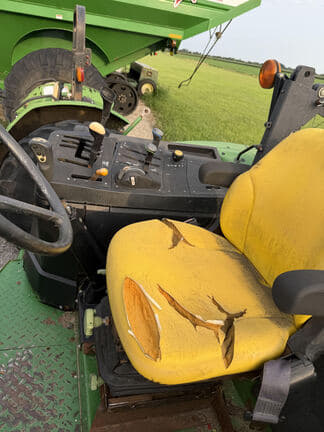 Image of John Deere 6430 equipment image 1