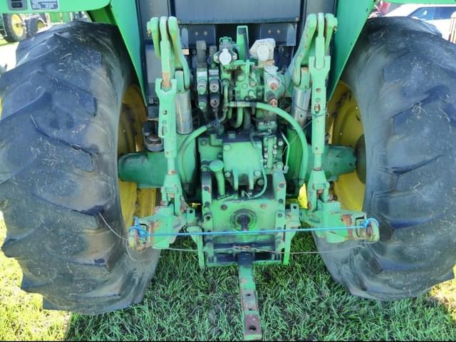 Image of John Deere 7330 equipment image 4