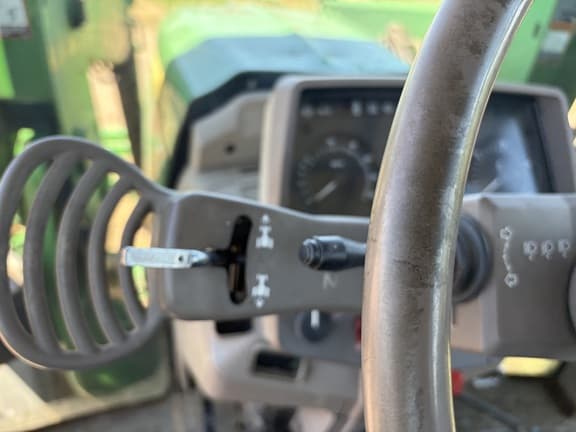 Image of John Deere 7330 equipment image 2