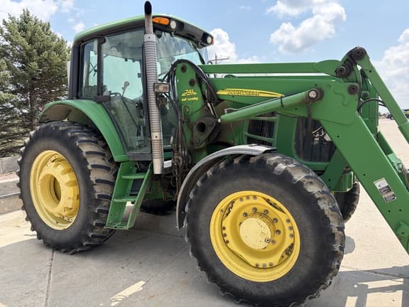 Image of John Deere 7330 equipment image 2