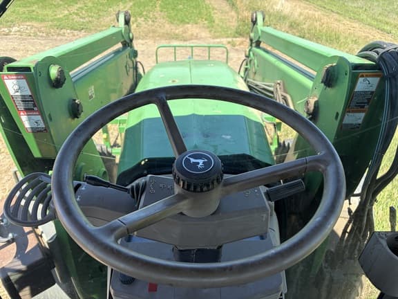 Image of John Deere 7330 equipment image 4