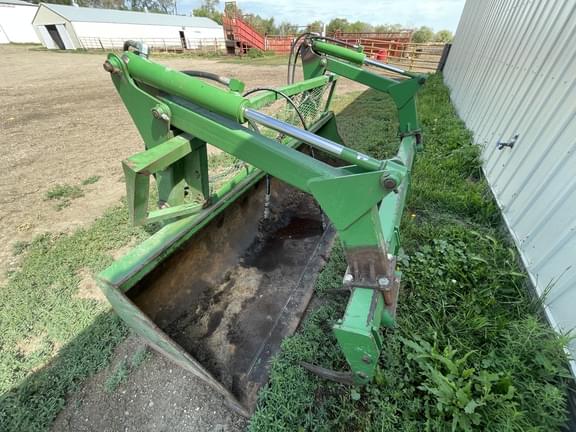 Image of John Deere 7330 equipment image 1
