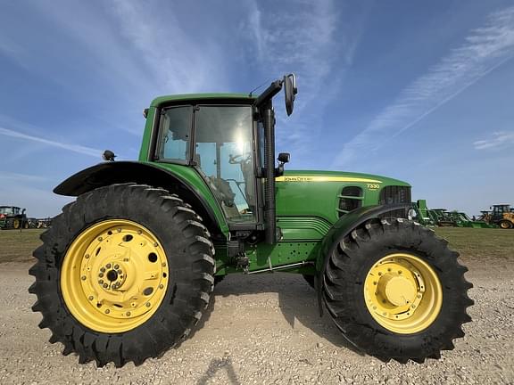 Image of John Deere 7330 equipment image 4