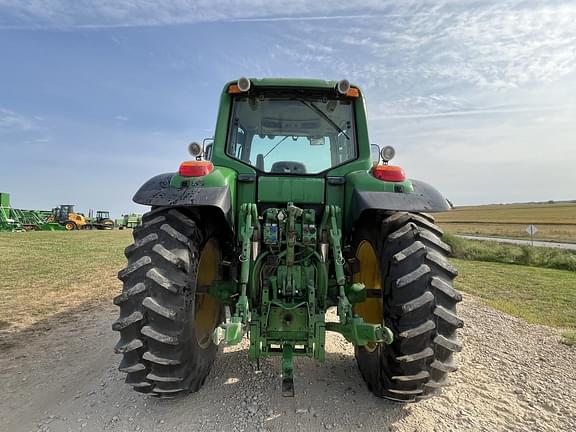 Image of John Deere 7330 equipment image 3