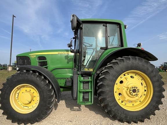 Image of John Deere 7330 equipment image 2