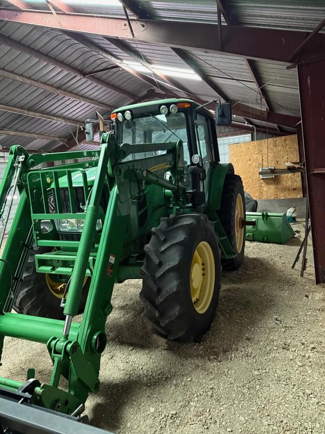 Image of John Deere 7330 equipment image 1