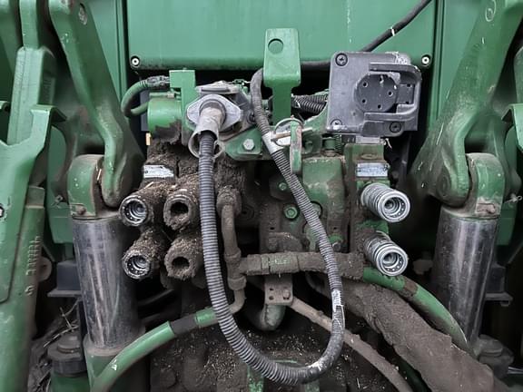 Image of John Deere 7330 equipment image 4