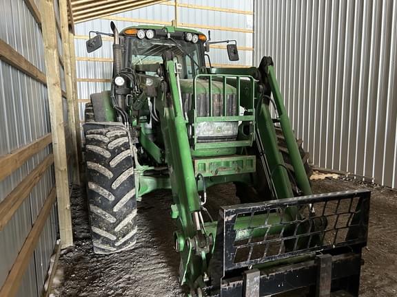 Image of John Deere 7330 equipment image 1