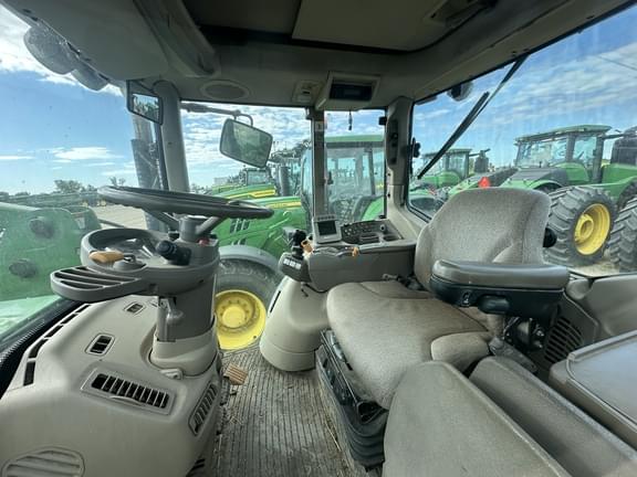 Image of John Deere 7330 equipment image 2