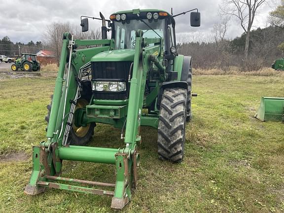 Image of John Deere 7330 equipment image 1