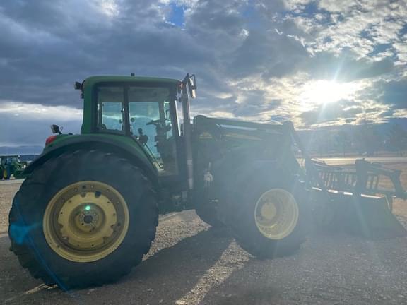 Image of John Deere 7330 equipment image 3
