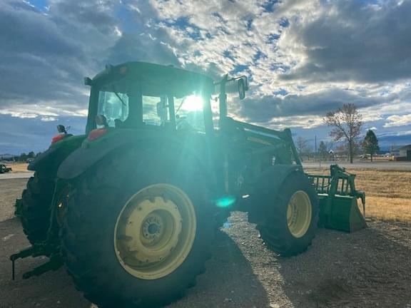 Image of John Deere 7330 equipment image 2