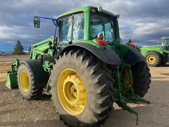 Image of John Deere 7330 equipment image 1