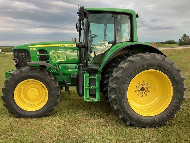 Image of John Deere 7330 Primary image