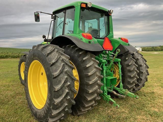 Image of John Deere 7330 equipment image 3