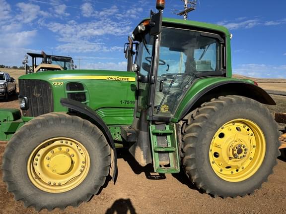 Image of John Deere 7330 Primary image
