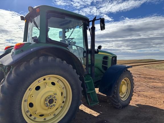 Image of John Deere 7330 equipment image 4