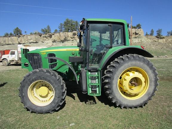 Image of John Deere 7330 equipment image 2