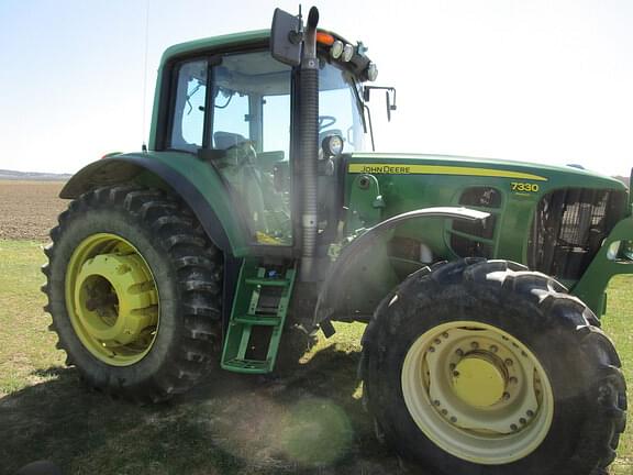 Image of John Deere 7330 equipment image 4