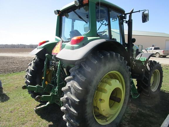 Image of John Deere 7330 equipment image 3