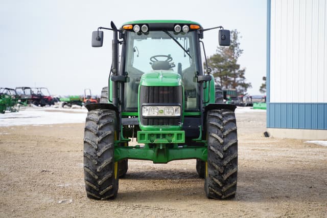 Image of John Deere 7330 equipment image 1