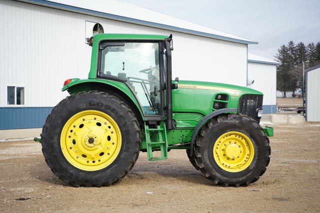 Image of John Deere 7330 equipment image 3