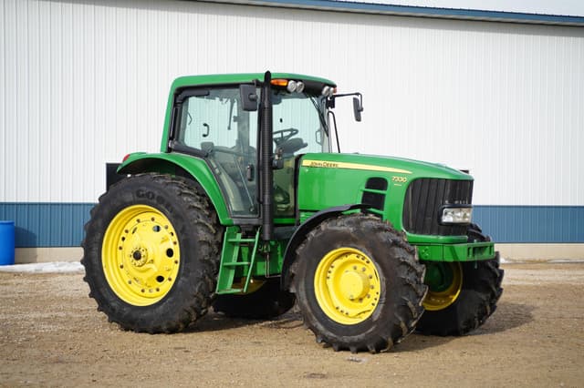 Image of John Deere 7330 equipment image 2