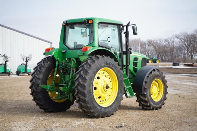Image of John Deere 7330 equipment image 4