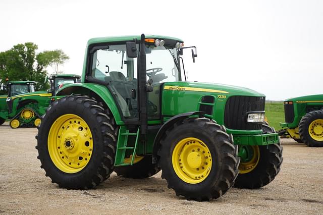 Image of John Deere 7330 equipment image 2
