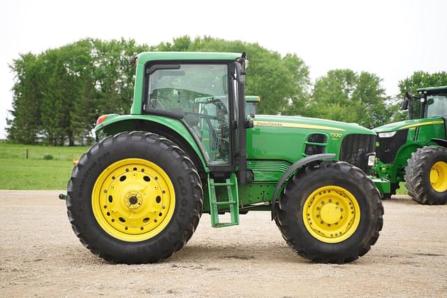 Image of John Deere 7330 equipment image 3