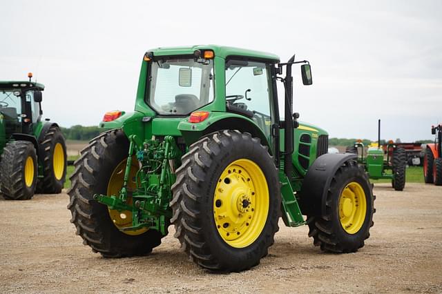 Image of John Deere 7330 equipment image 4